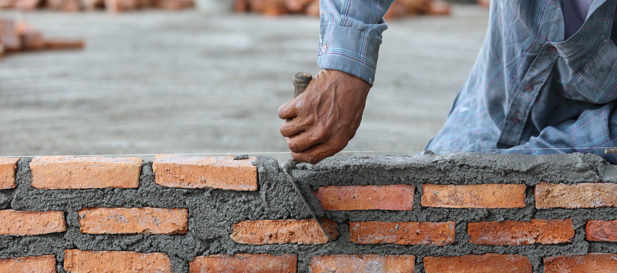 Три класть. Maconnerie. Workers Masonry Clay Brick to Wall.. Brick + mortar. Brick pointing.