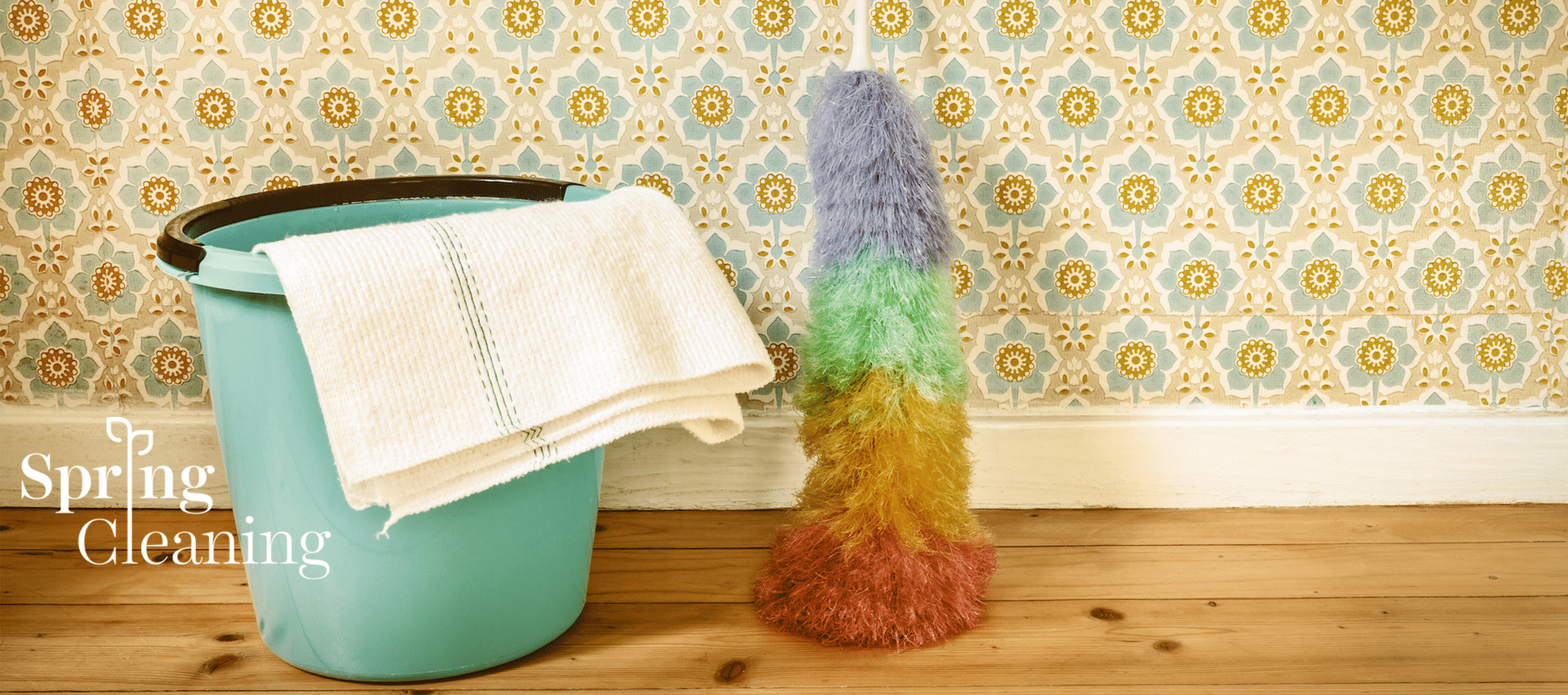 Протереть стену. Водоэмульсионную краску нельзя мыть. Рука с тряпкой. Мойка обои. Декорирование стыков обоев.