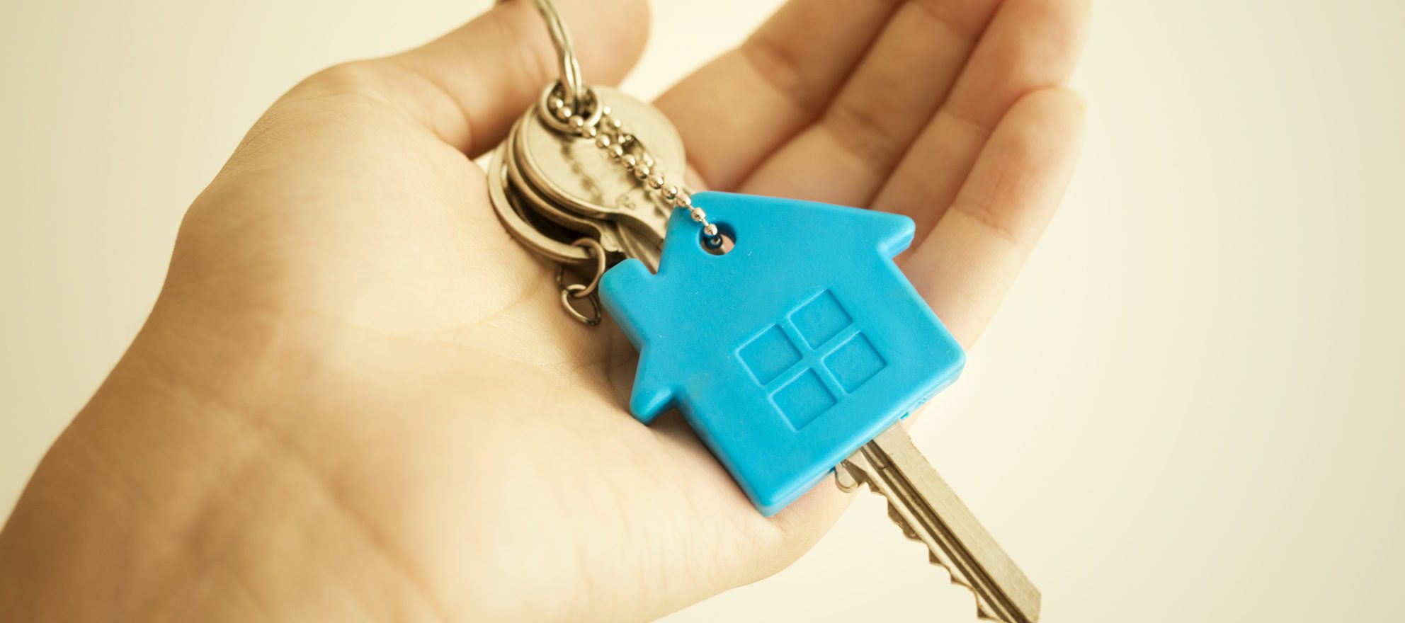 Забыли ключи от квартиры. Ключи от квартиры. Ключи от квартиры в руке. Ключ в руке. Ключи от новой квартиры.